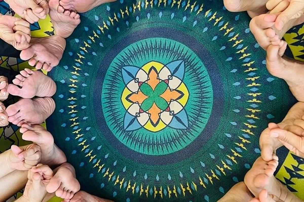 група људи који се држе за руке у кругу