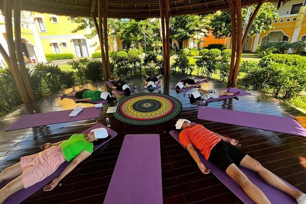 Un grupo de personas haciendo yoga en colchonetas moradas.