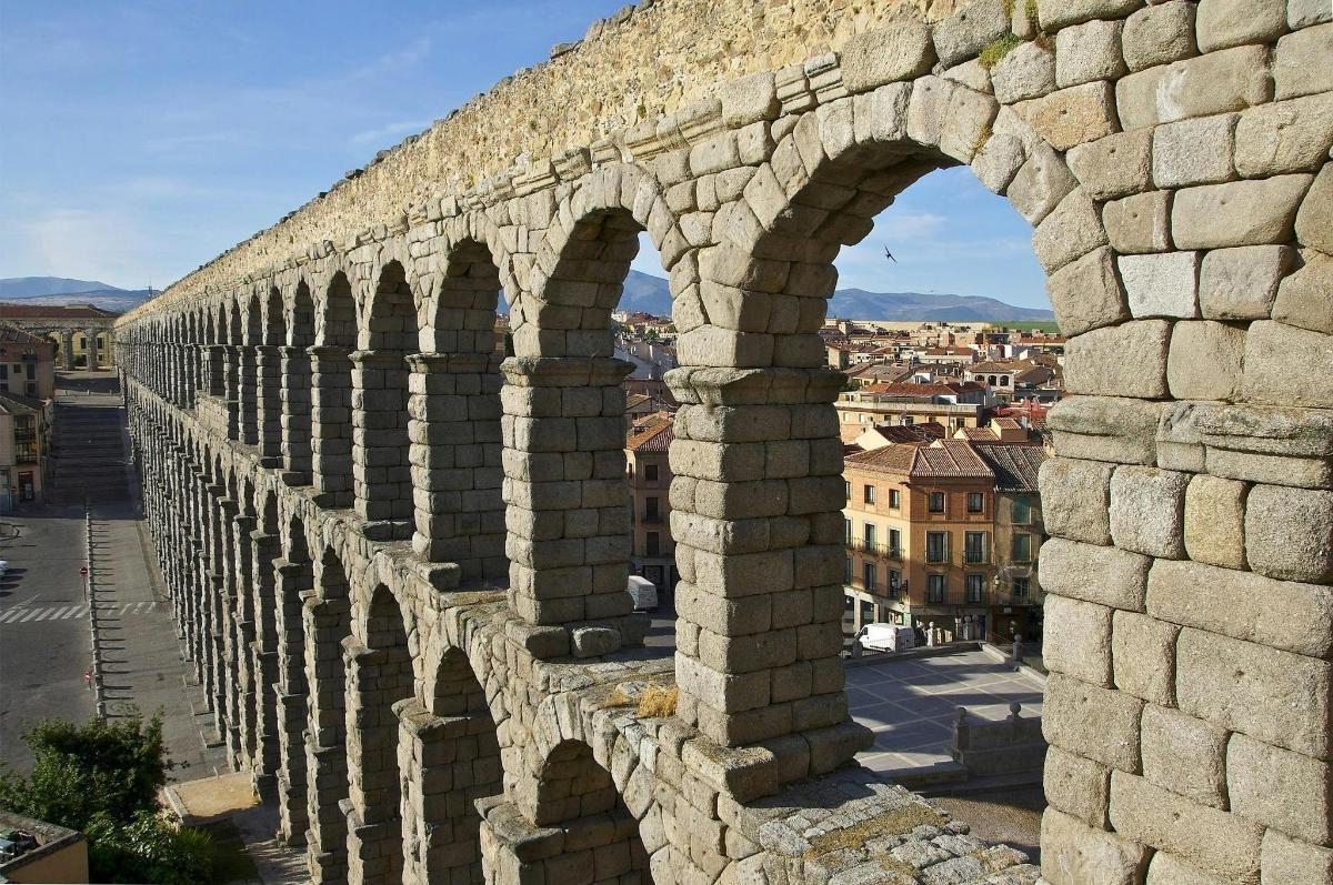 un antic pont de pedra amb arcs en una ciutat