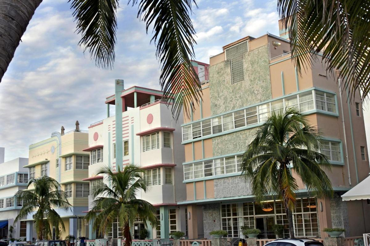 un grande edificio con palme di fronte