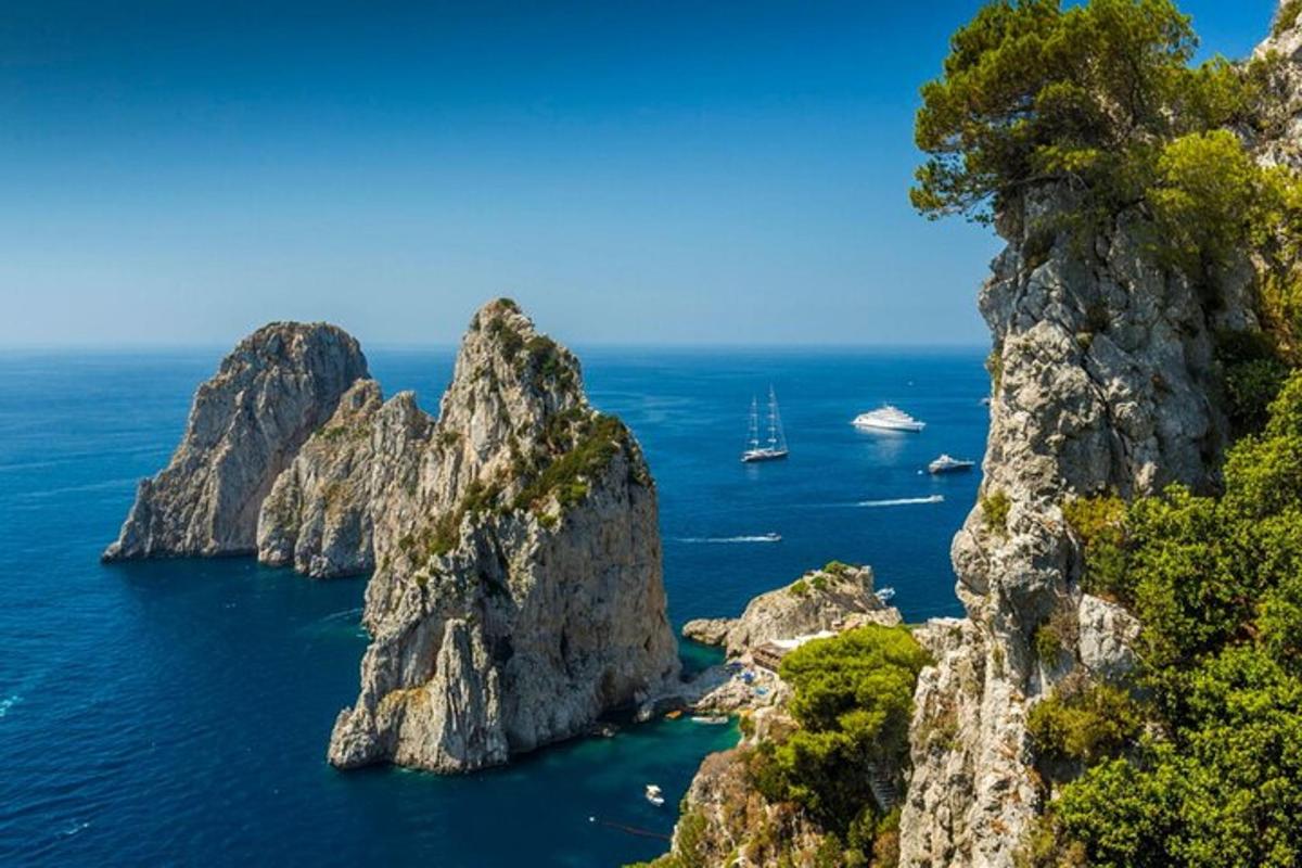 một góc nhìn về bờ biển Amalfi với một chiếc thuyền trên đại dương