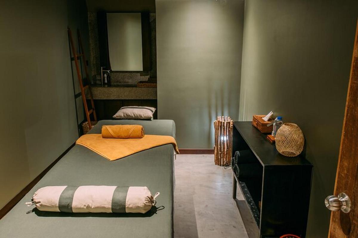 ein Zimmer mit zwei Betten und einem Waschbecken darin