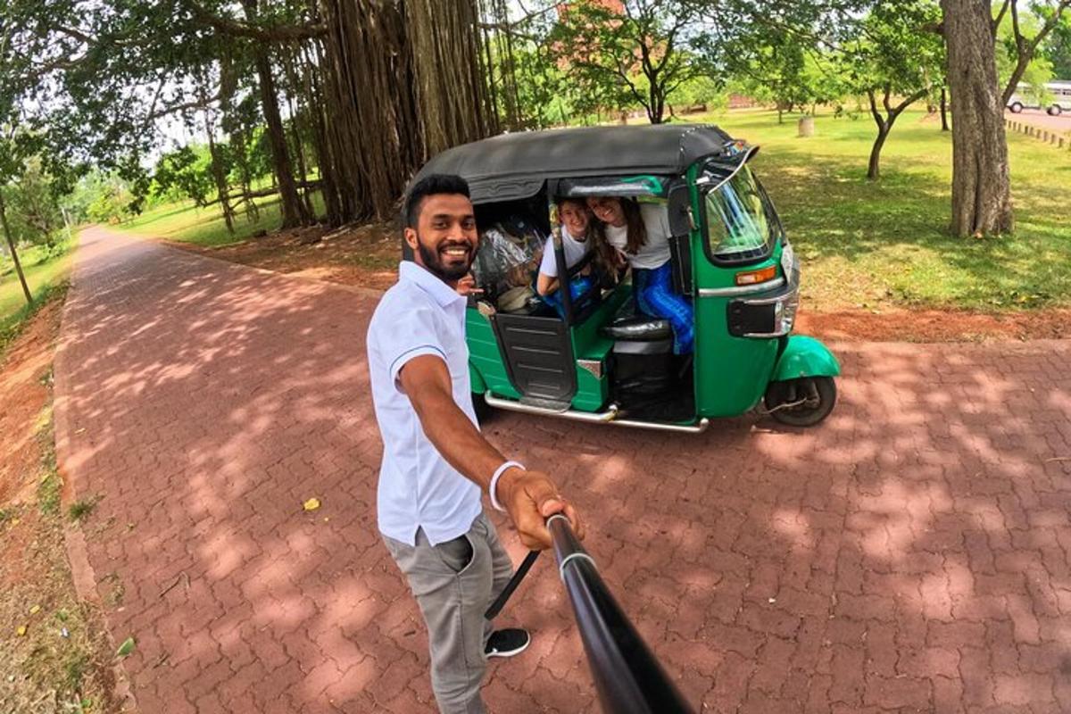 un home està dret al costat d'un petit vehicle verd