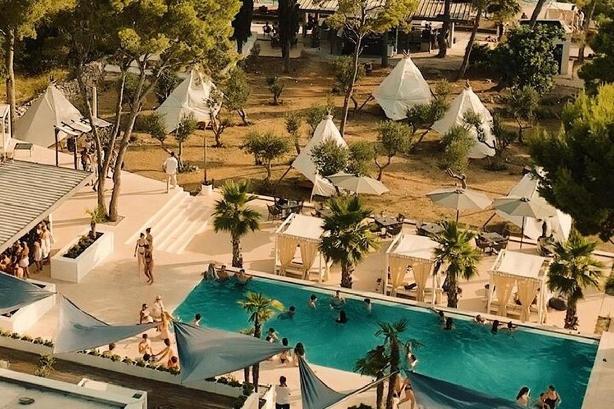 una vista dall'alto di una piscina in un resort