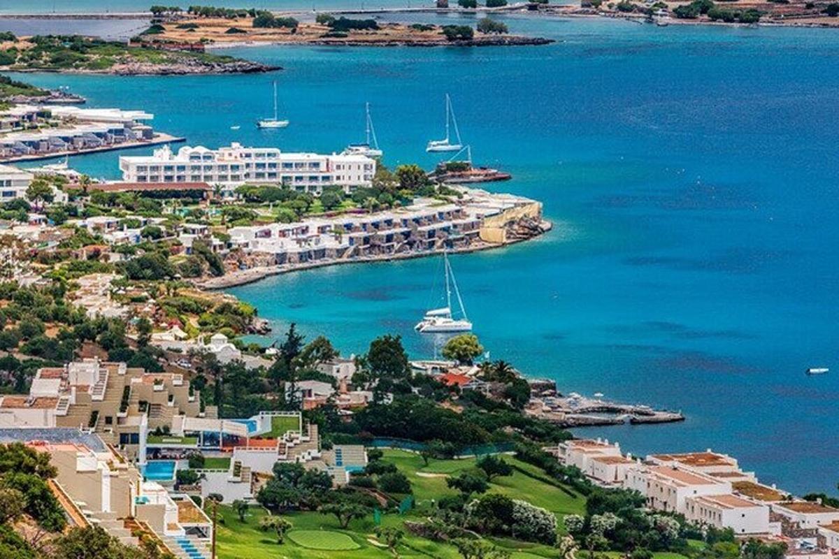 una vista aerea di un resort con barche in acqua