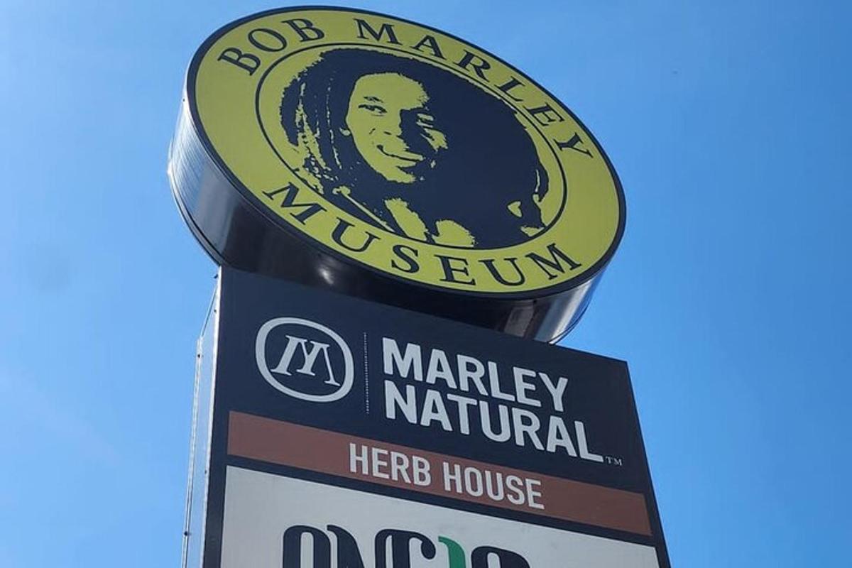 un rètol per a una casa d'herois nacionals de Marley