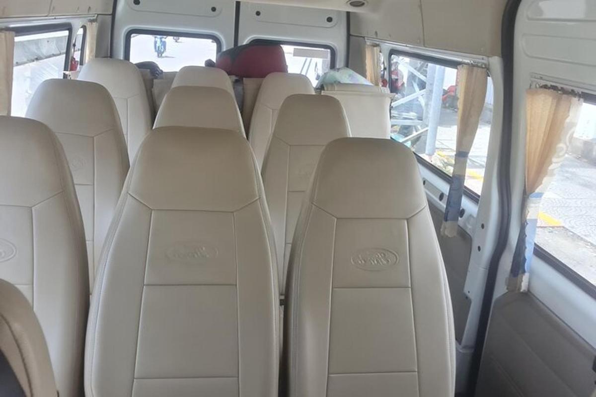 řada sedadel v zadní části autobusu