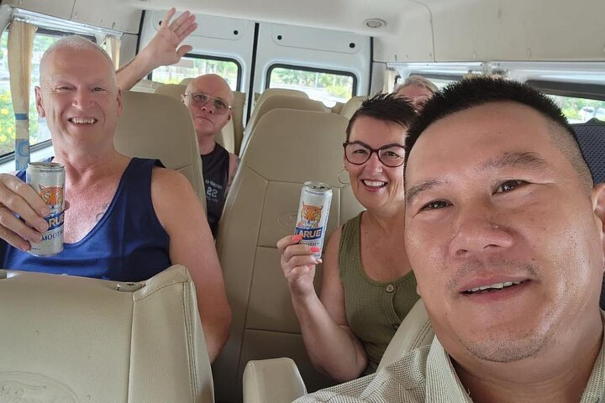 skupina lidí sedících v autobuse s nápoji