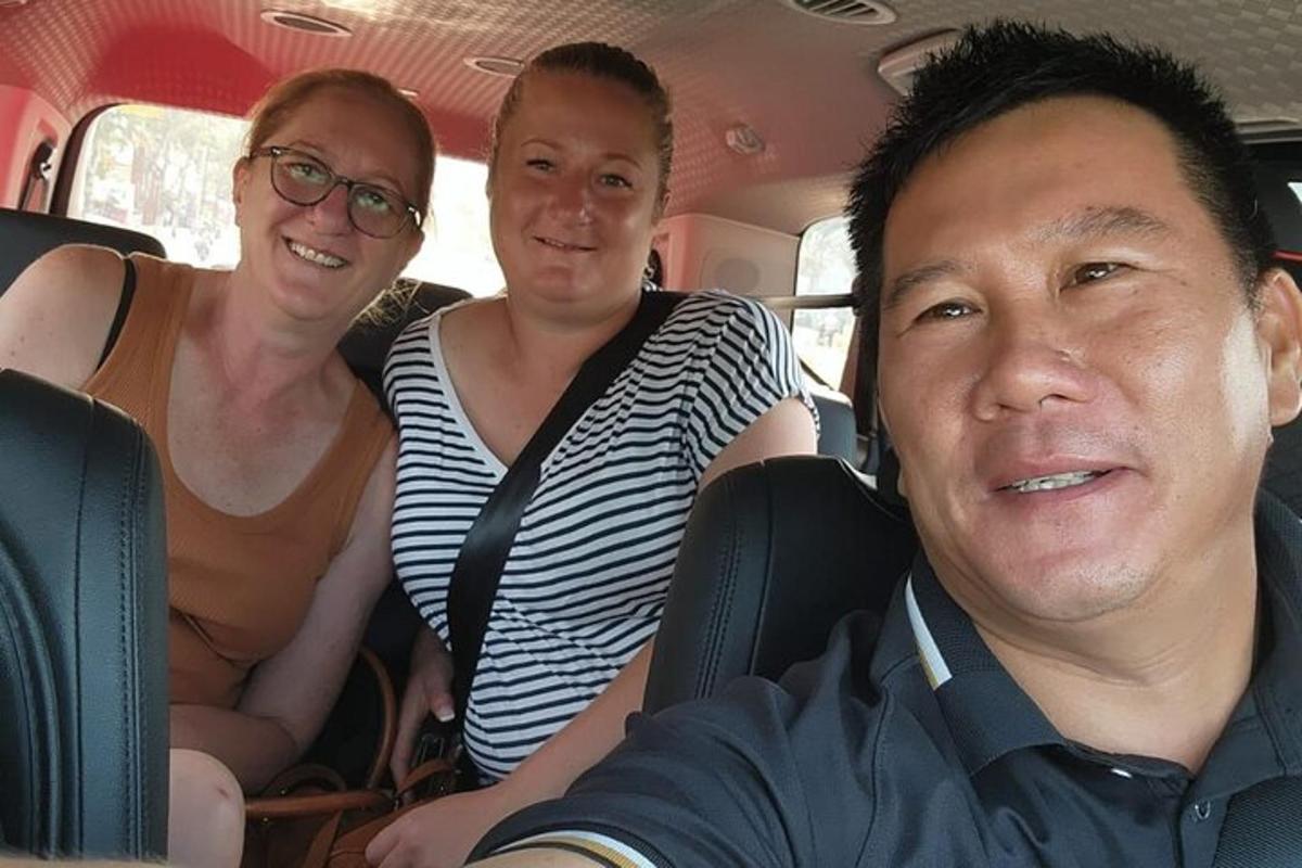 tři lidé sedící v zadní části autobusu