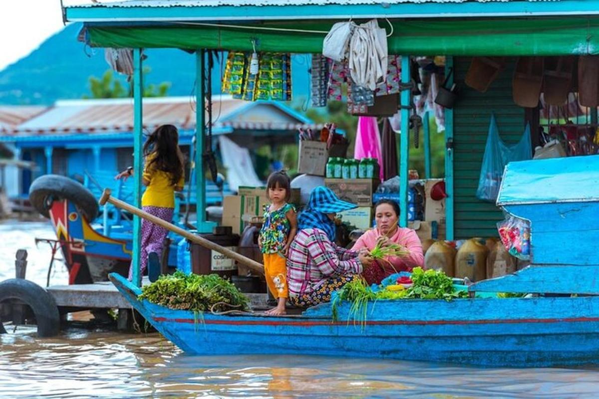 duas mulheres sentadas em um barco na água