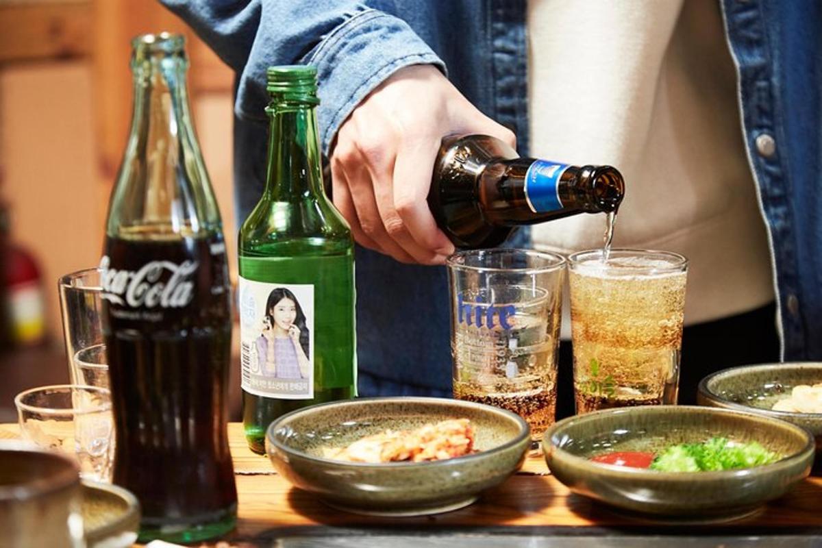 una persona che versa un drink nei bicchieri su un tavolo