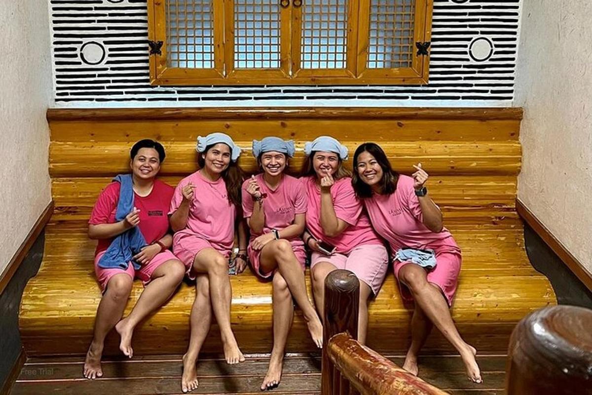 um grupo de mulheres sentadas em um banco de madeira