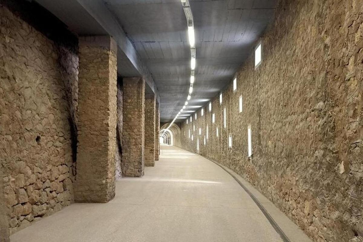 tunel s kamenim zidom i hodnik s pješačkom stazom