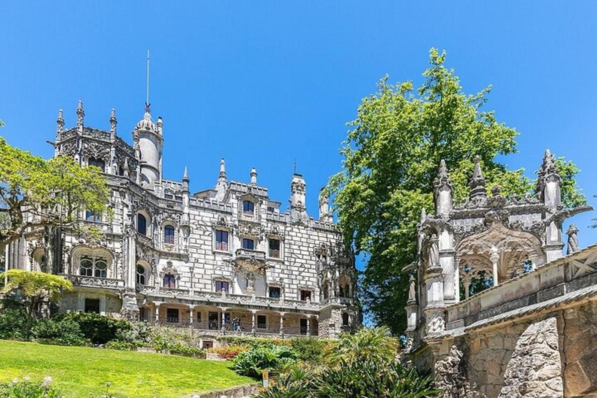 un vecchio edificio in pietra con un cielo azzurro sullo sfondo
