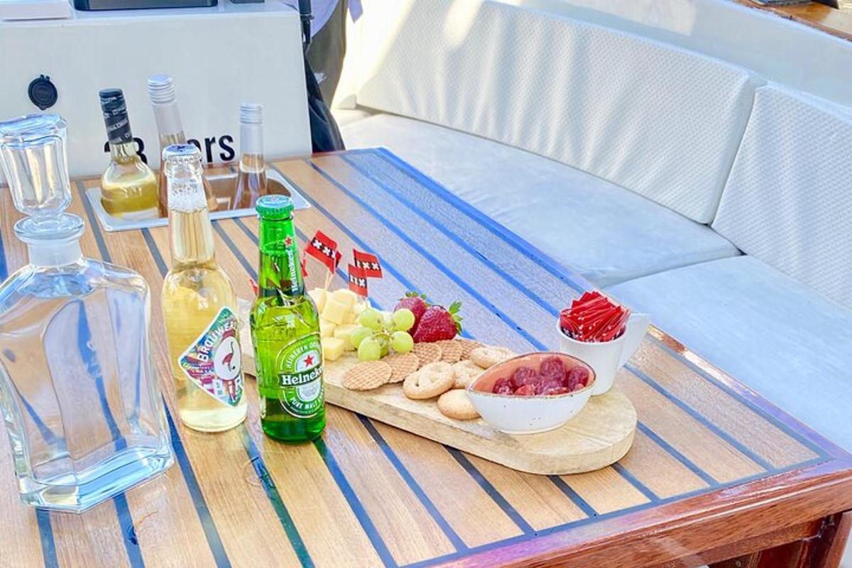 stůl s talířem jídla a lahvemi alkoholu