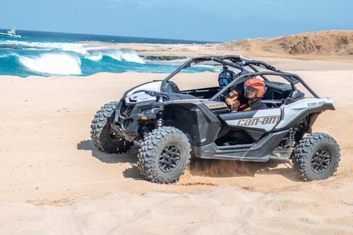 una persona en un quad a la platja