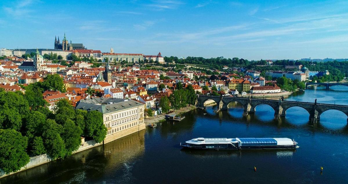 paat jõel sillaga