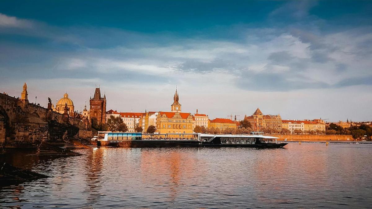 vaade linnale koos jõe ja hoonetega