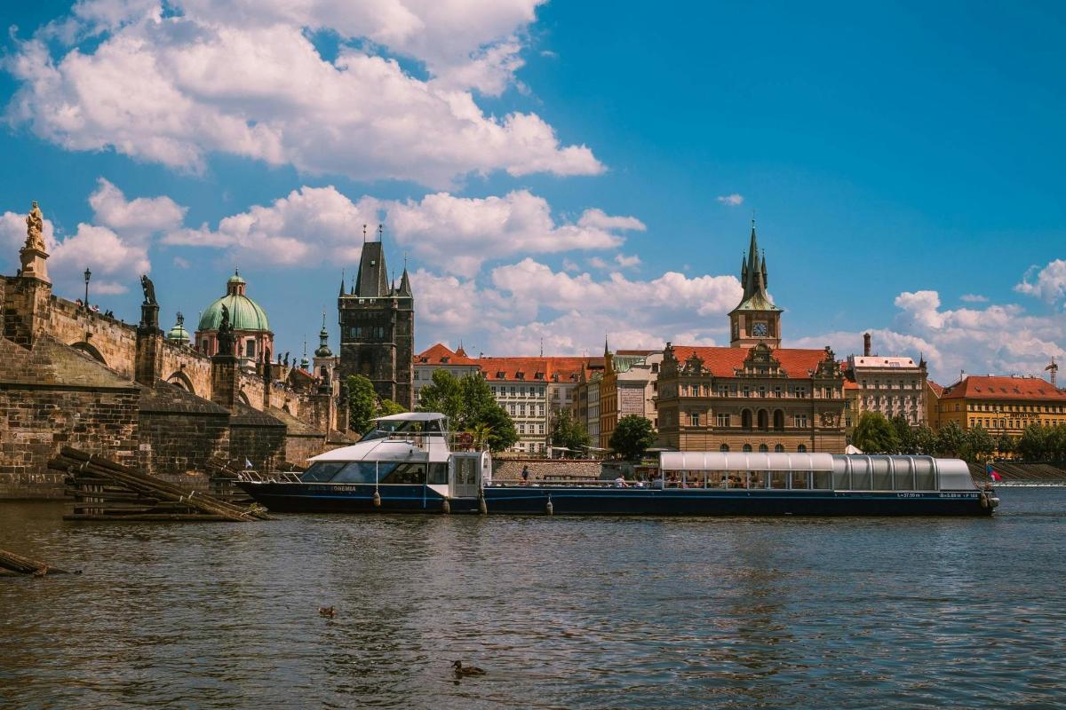 paat jõel linna ees