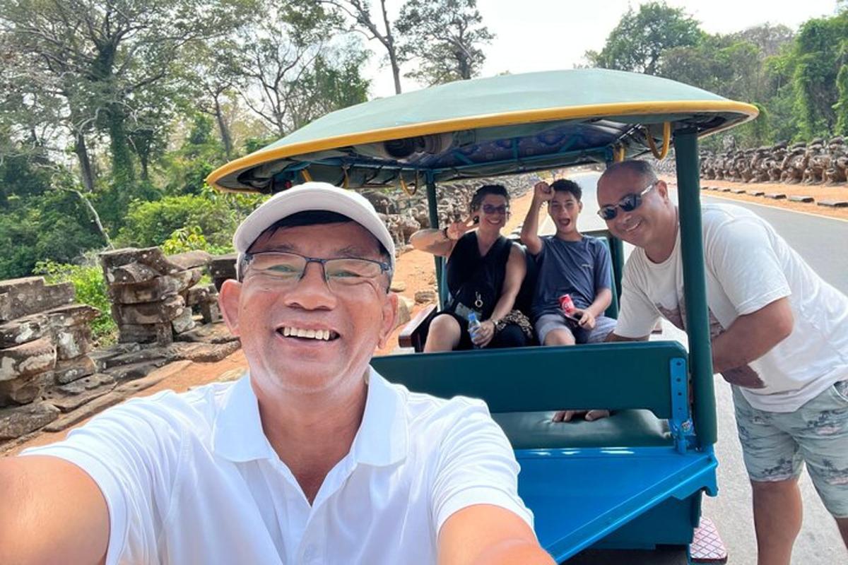 un gruppo di persone a bordo di un golf cart