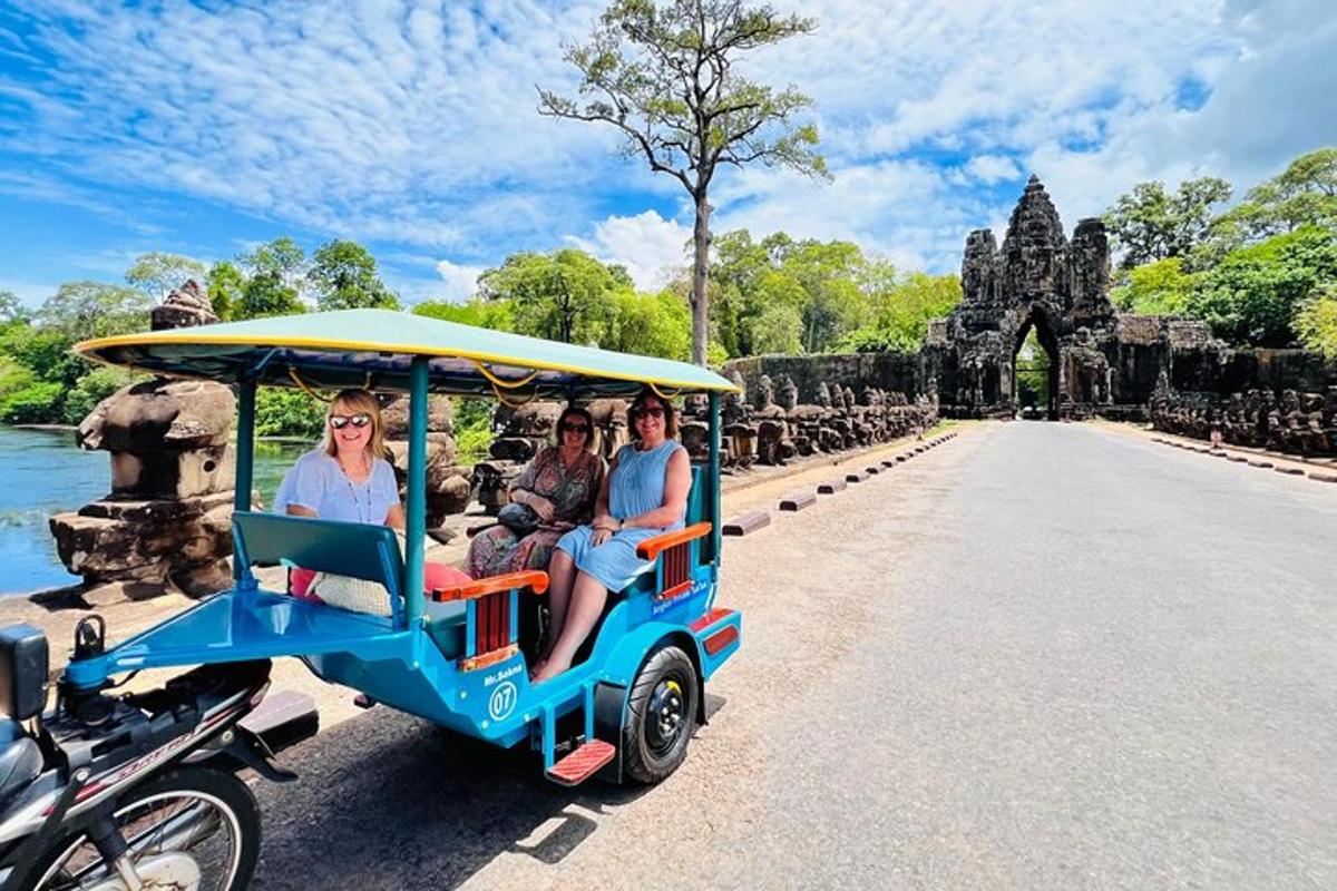 un gruppo di persone a bordo di un golf cart