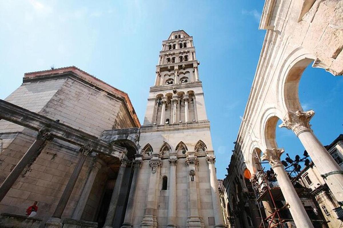 un gran edifici amb una torre del rellotge a sobre