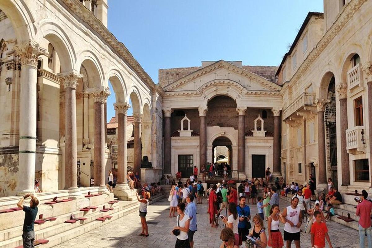un grup de persones dempeus davant d'un edifici