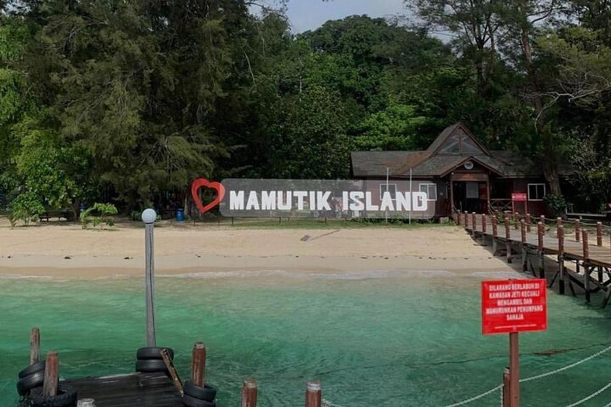 cedule s nápisem Mankitz Island na pláži
