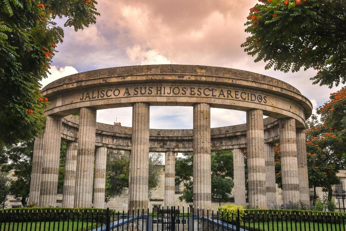 suur monument hoone ees