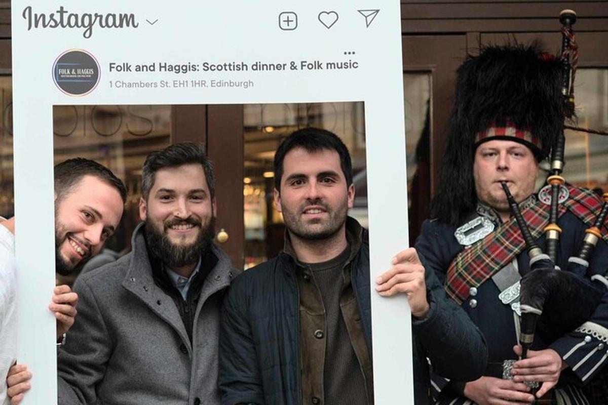en grupp män som står bredvid varandra