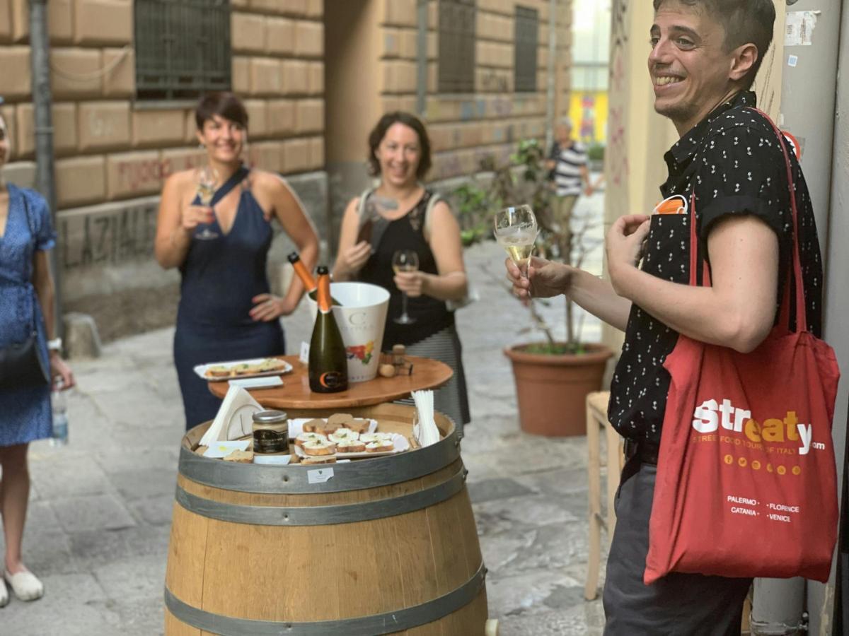 en gruppe mennesker som står rundt en tønne med vinglass