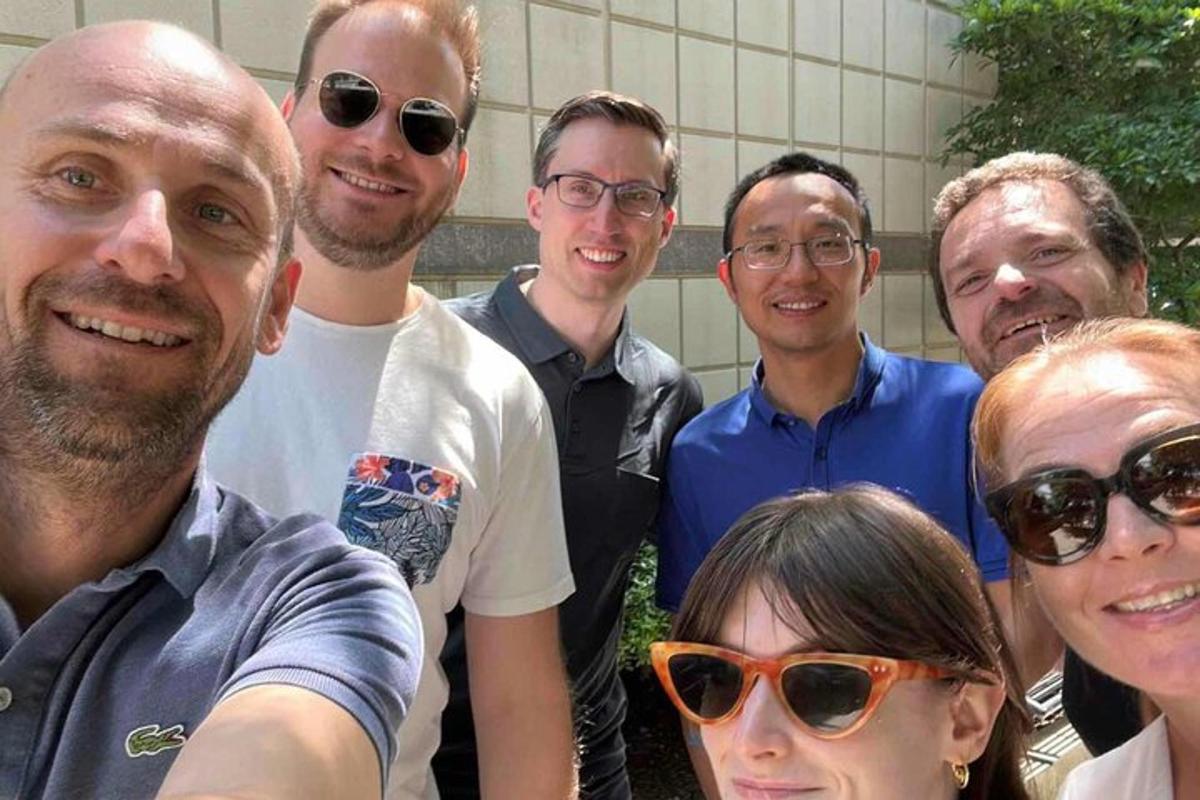 un grup de persones posant per a una foto