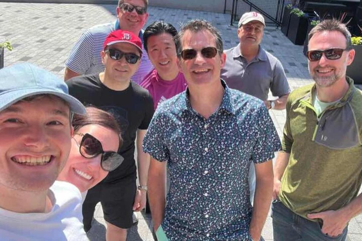 um grupo de pessoas posando para uma foto