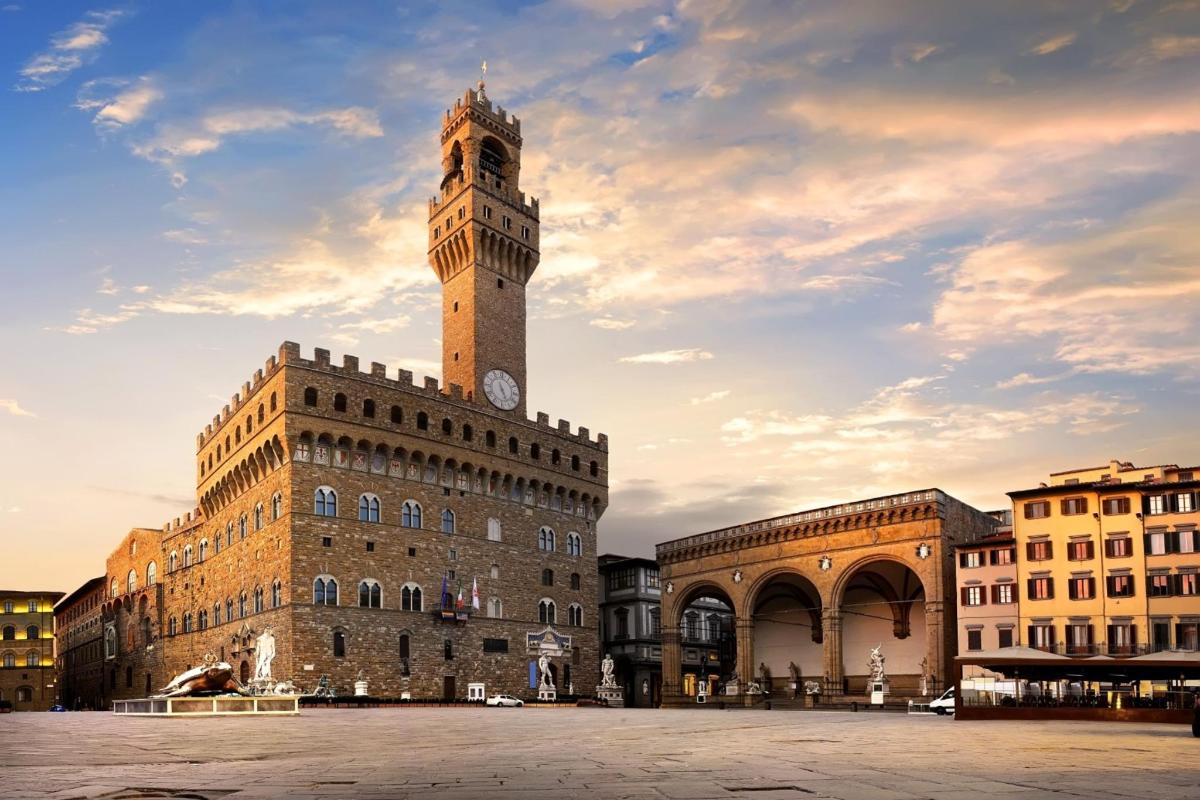 un edifici amb una torre del rellotge a sobre
