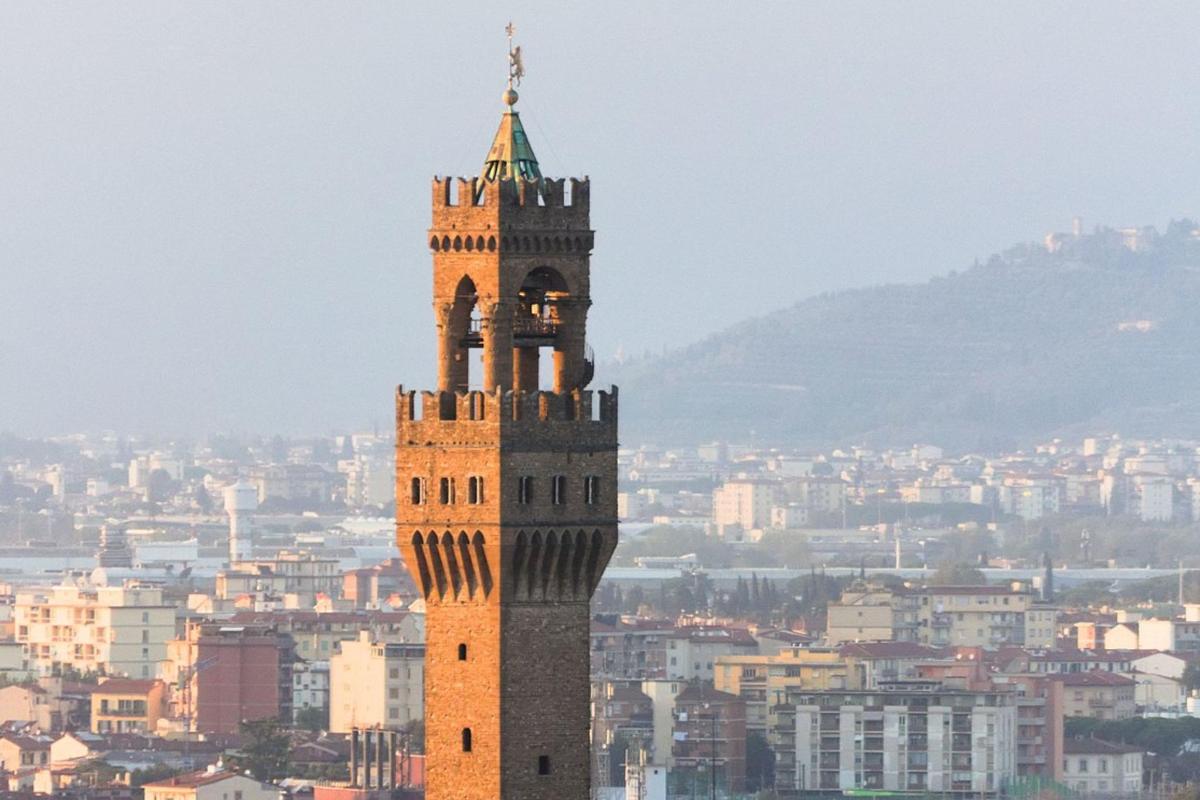 uma torre alta com um relógio no topo de uma cidade
