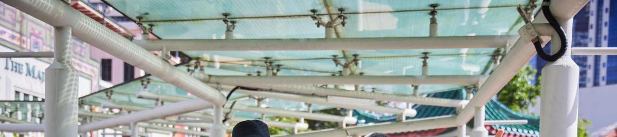 una persona mira el sostre d'un edifici