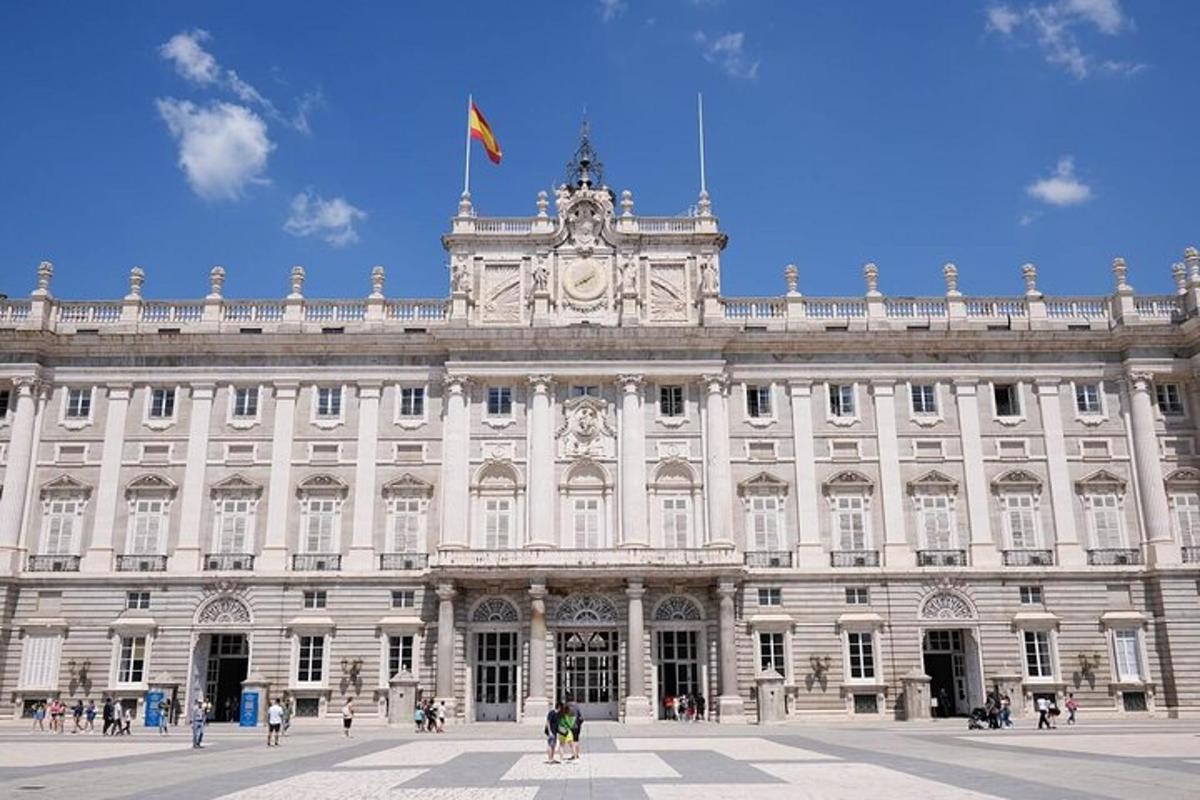 un grande edificio bianco con una bandiera in cima