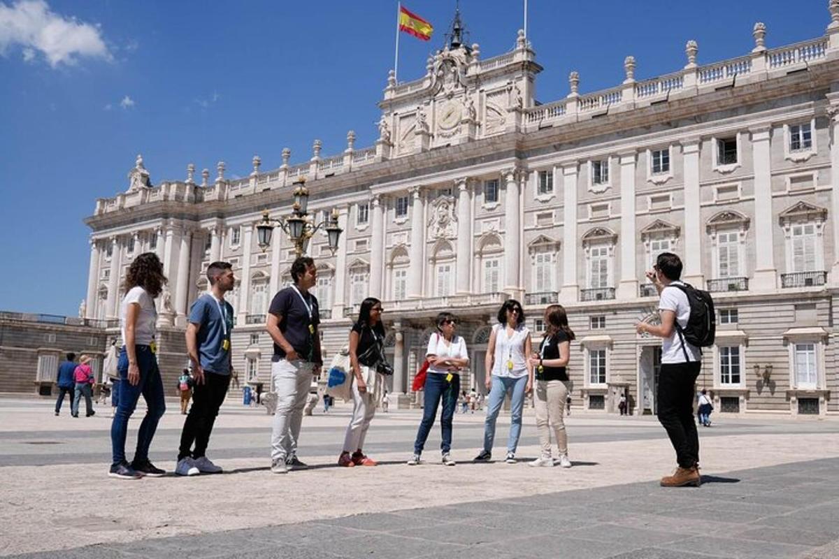 un gruppo di persone in piedi davanti a un edificio