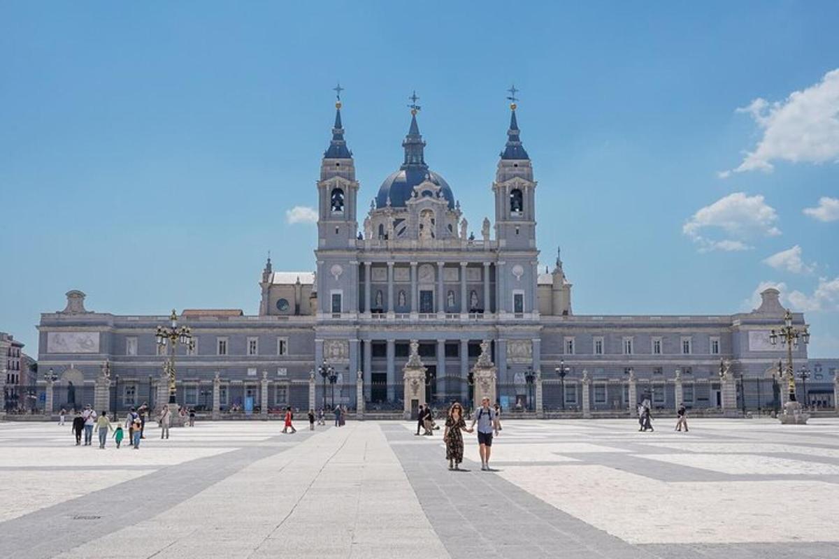 un grande edificio con persone che camminano davanti ad esso