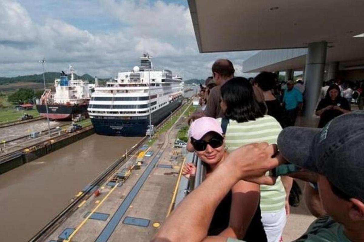กลุ่มคนกำลังถ่ายรูปเรือสำราญ