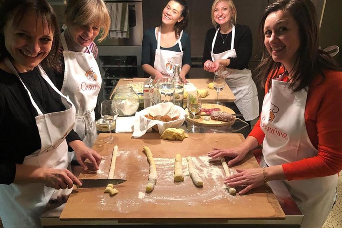 un grup de dones a la cuina preparant menjar