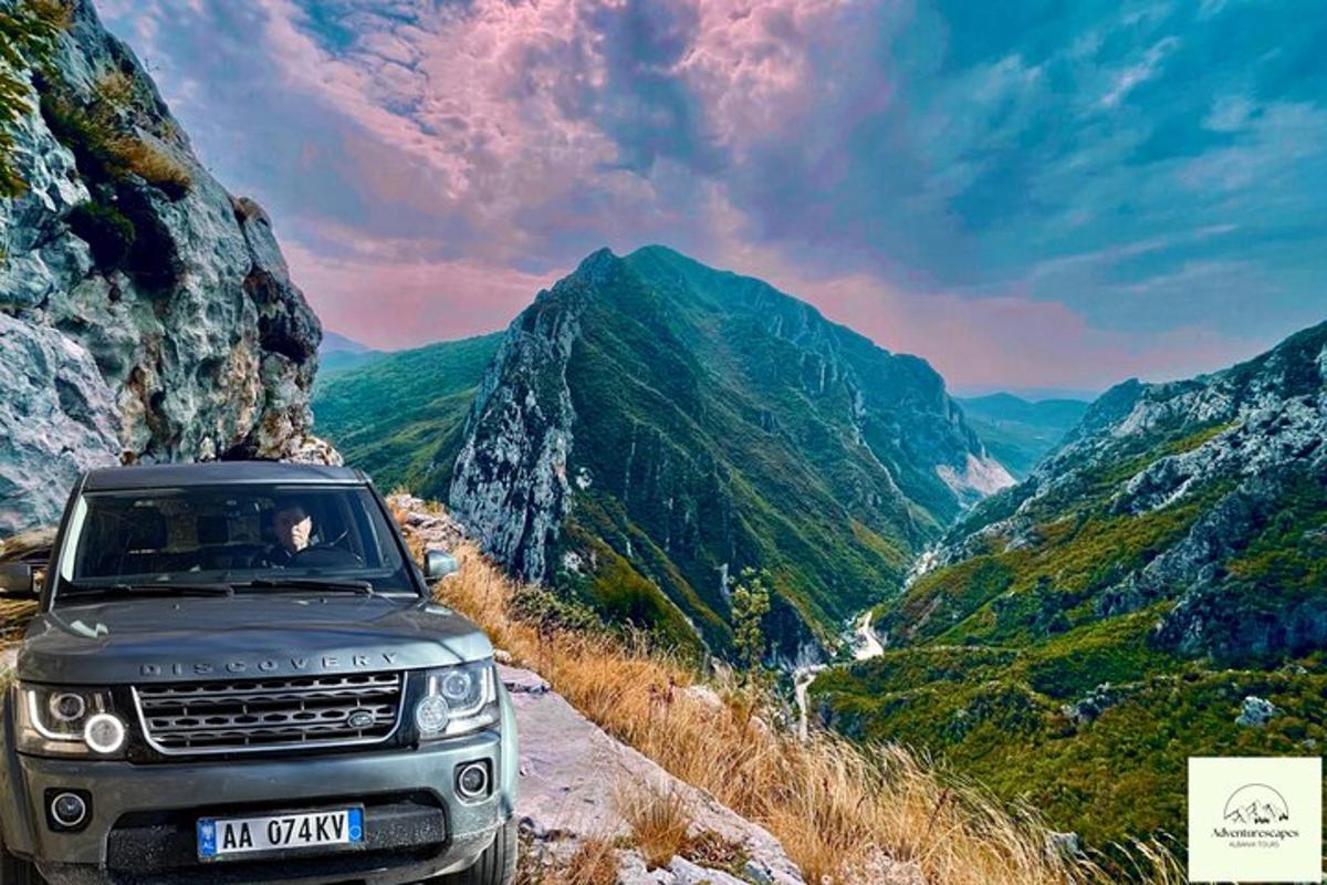 nákladní auto zaparkované na silnici v horském údolí