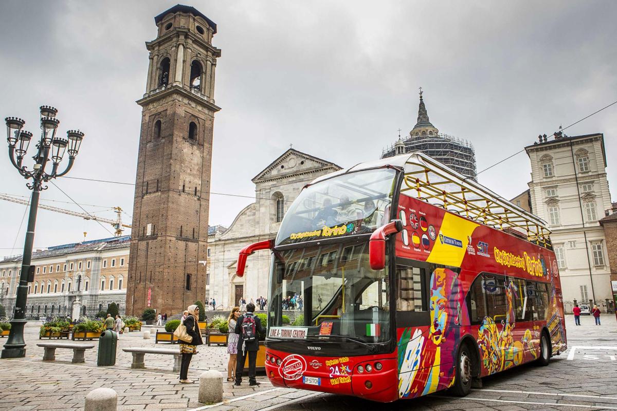 rdeč dvonadstropni avtobus parkiran pred stavbo