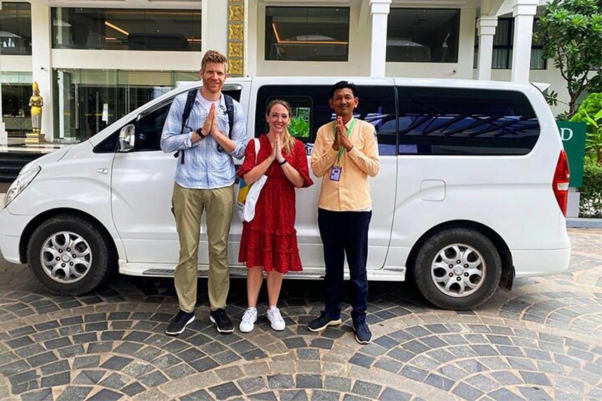 sekumpulan tiga orang berdiri di hadapan sebuah van