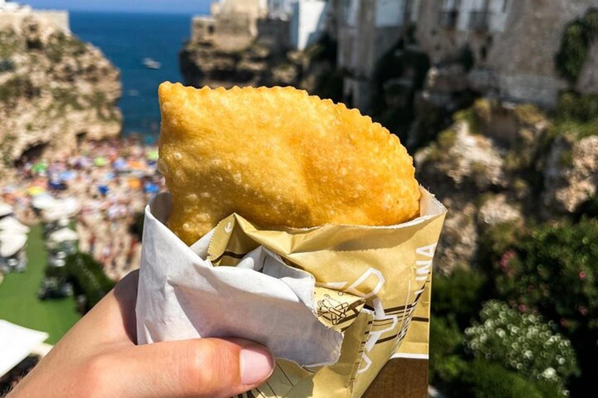 uma pessoa segurando um pedaço de comida na mão