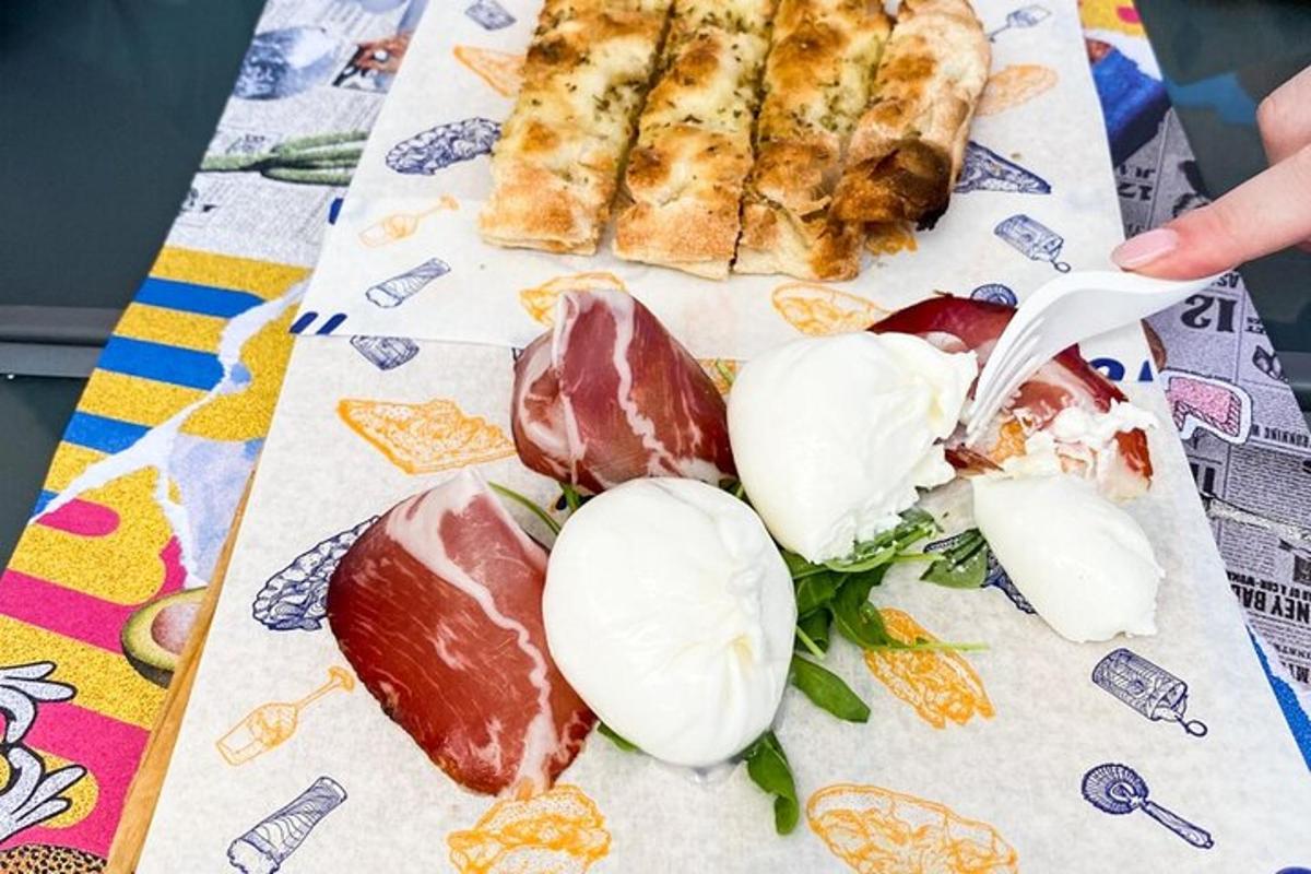 um prato de comida com carne e vegetais sobre uma mesa
