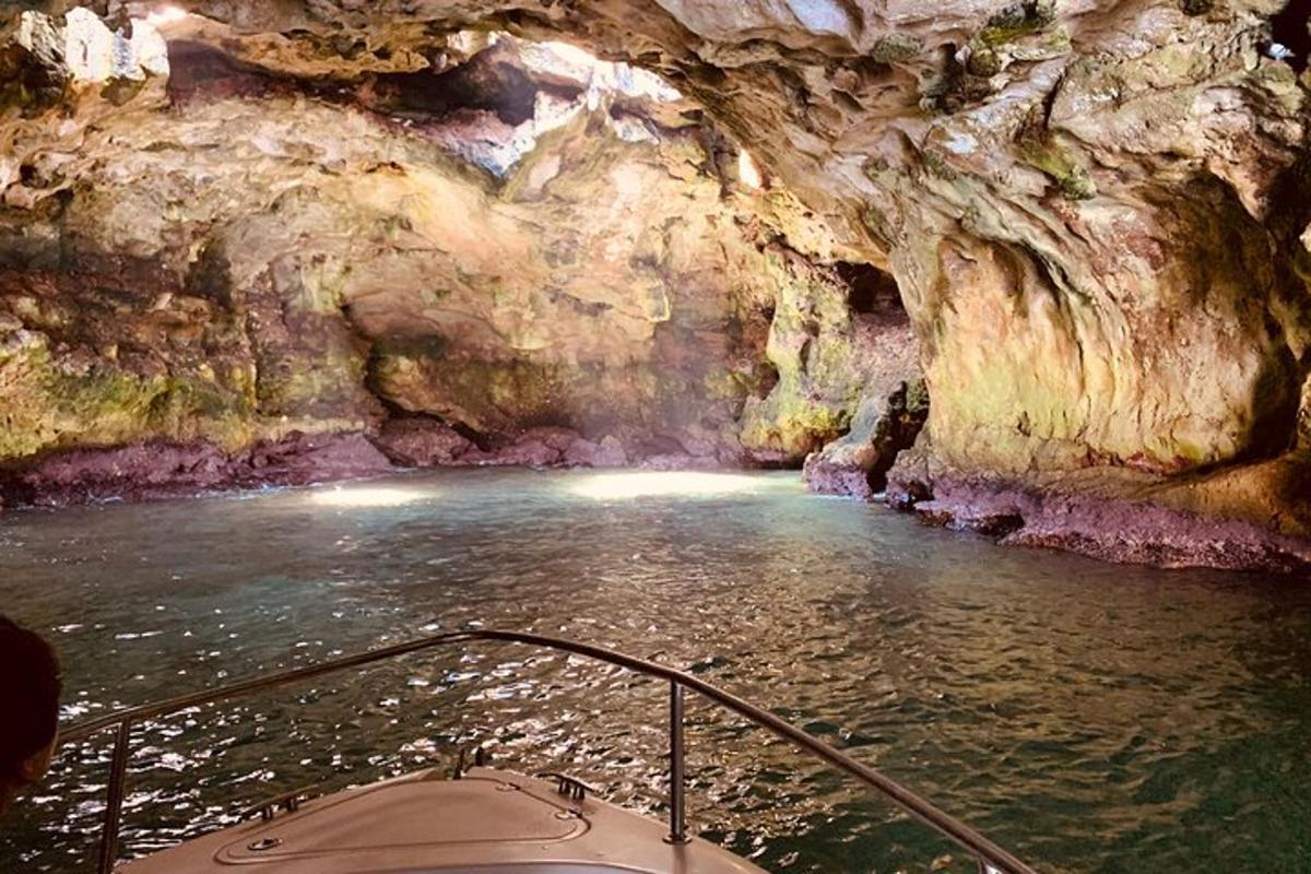 um barco na água em uma caverna