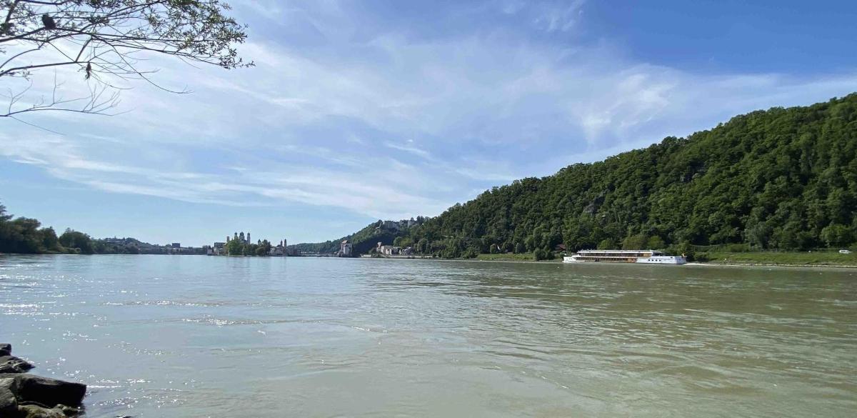 中间有一条船的河