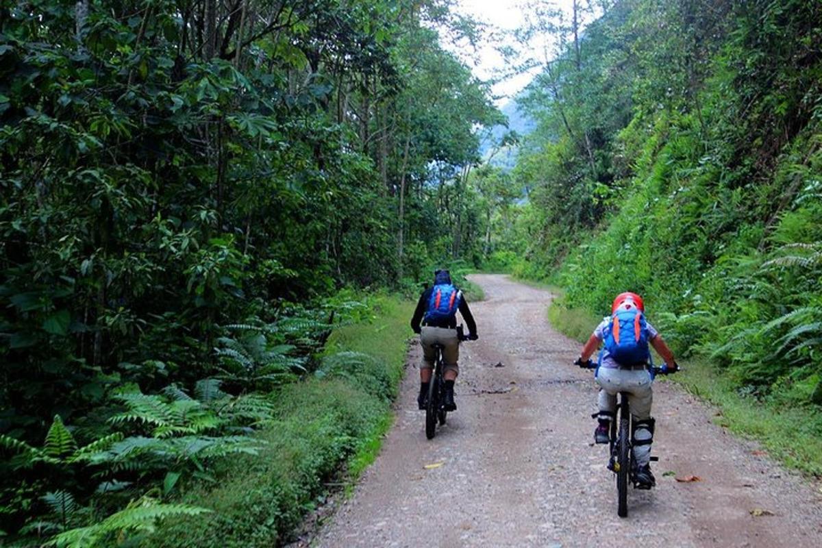 dues persones anant en bicicleta per un camí de terra