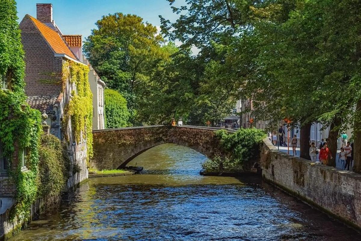 un puente sobre un río en una ciudad